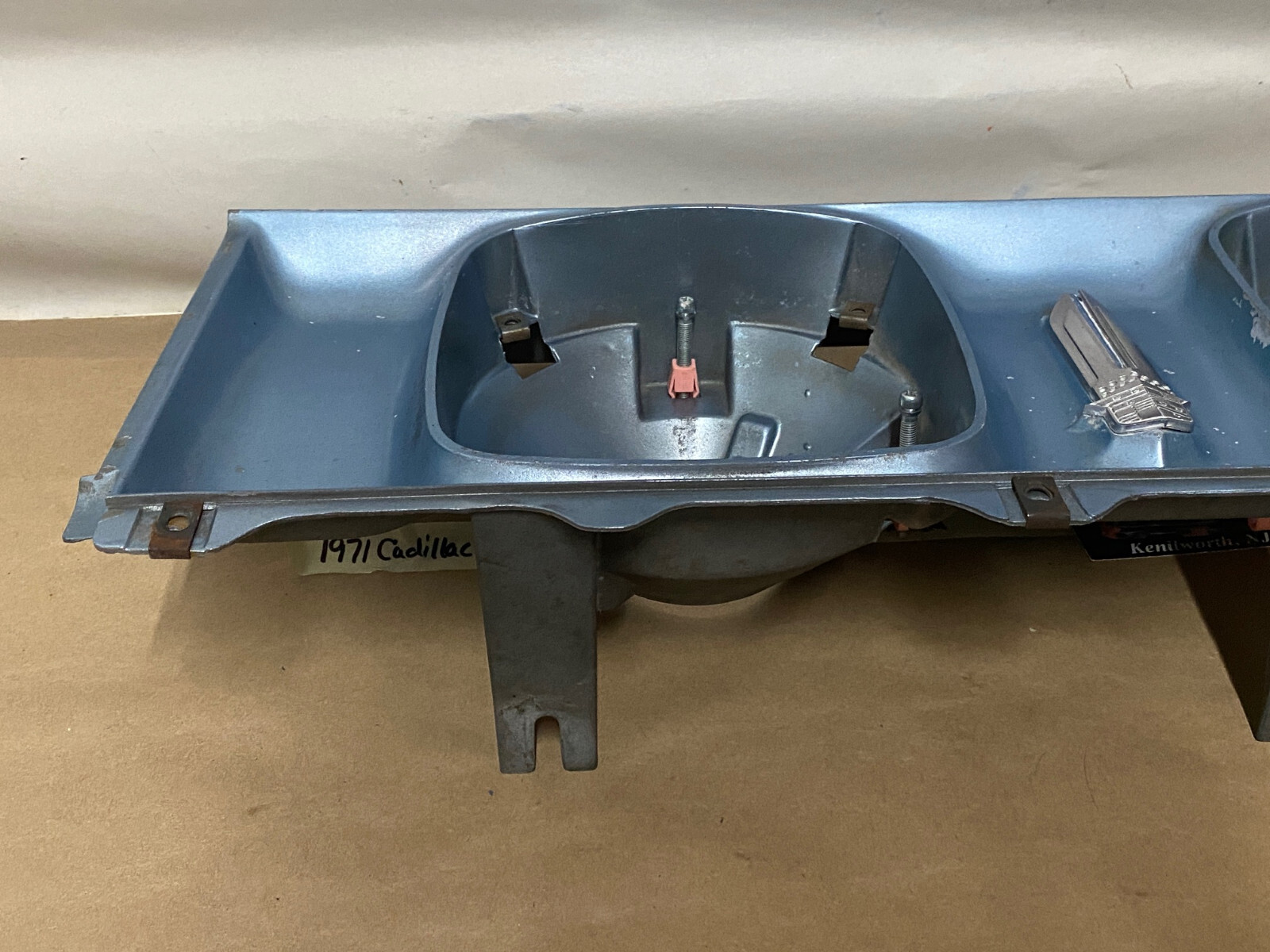OEM 1971 Cadillac Deville Fleetwood Calais LEFT DRIVER SIDE HEADLIGHT BUCKET HOUSING & CREST EMBLEM #1496555/#3633587 - Image 17