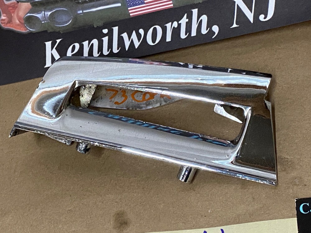 OEM 1973 Cadillac Deville Fleetwood Calais RIGHT PASS SIDE REAR LICENSE PLATE LIGHT BEZEL TRIM COVER #1601091 - Image 2