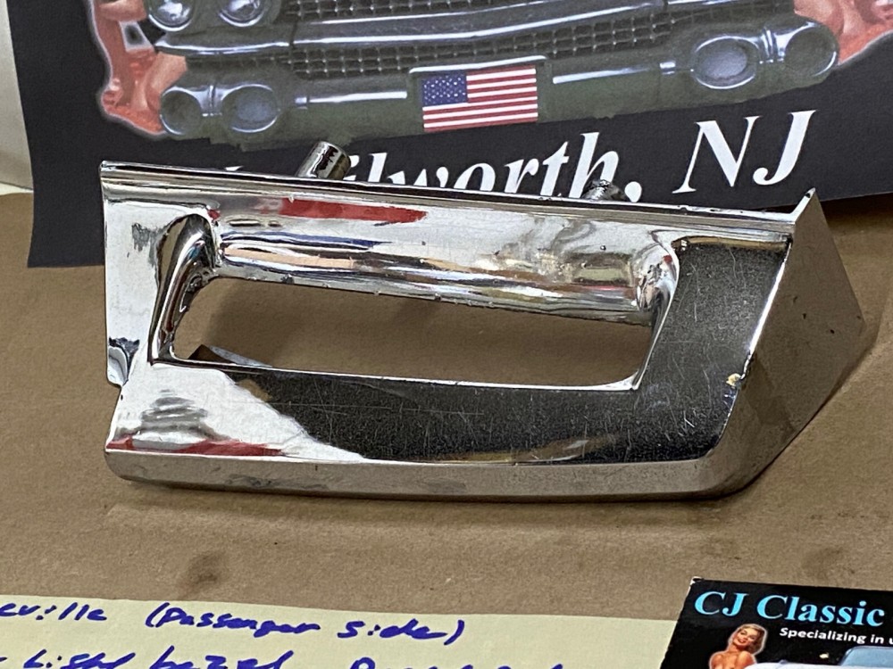 OEM 1973 Cadillac Deville Fleetwood Calais RIGHT PASS SIDE REAR LICENSE PLATE LIGHT BEZEL TRIM COVER #1601091 - Image 3