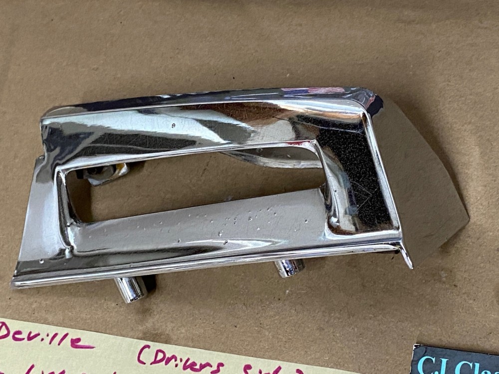 OEM 1973 Cadillac Deville Fleetwood Calais LEFT DRIVER SIDE REAR LICENSE PLATE LIGHT BEZEL TRIM COVER #1601090 - Image 3