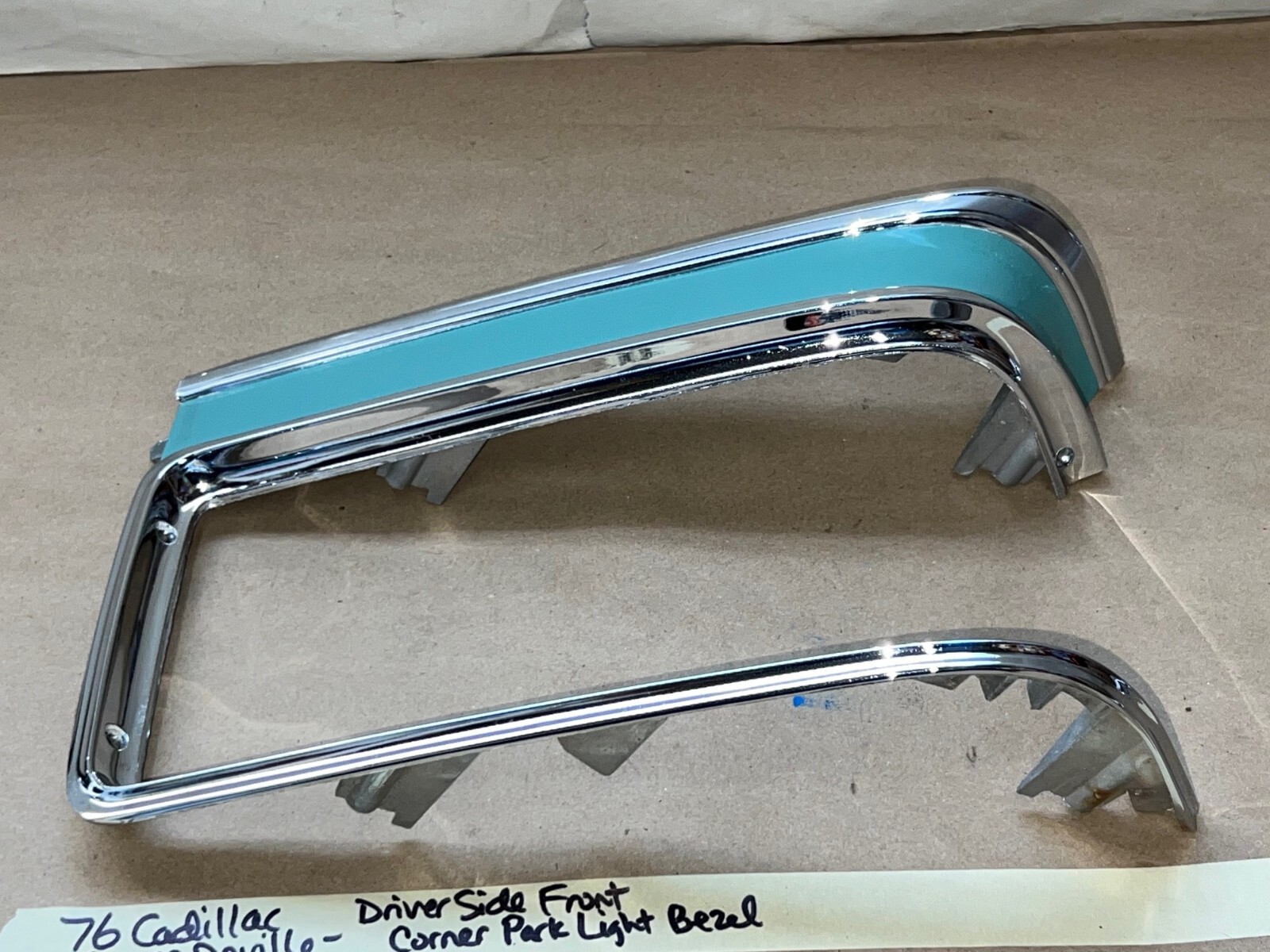 OEM 1975 1976 Cadillac Fleetwood DRIVER SIDE FRONT CORNER TURN SIGNAL PARK LIGHT BEZEL TRIM #1605270 - Image 3