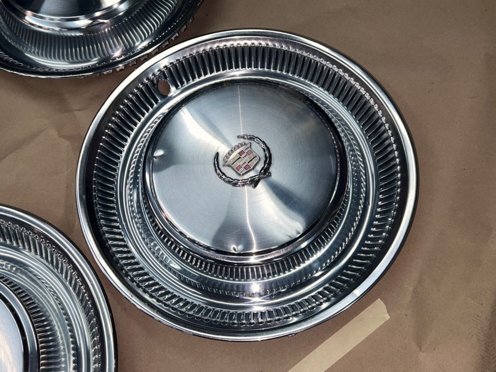OEM 1974 1975 1976 Cadillac Fleetwood Deville 15" HUB CAPS HUBCAPS WHEEL COVERS W/ WREATH CREST EMBLEM SET OF 4 - Image 3