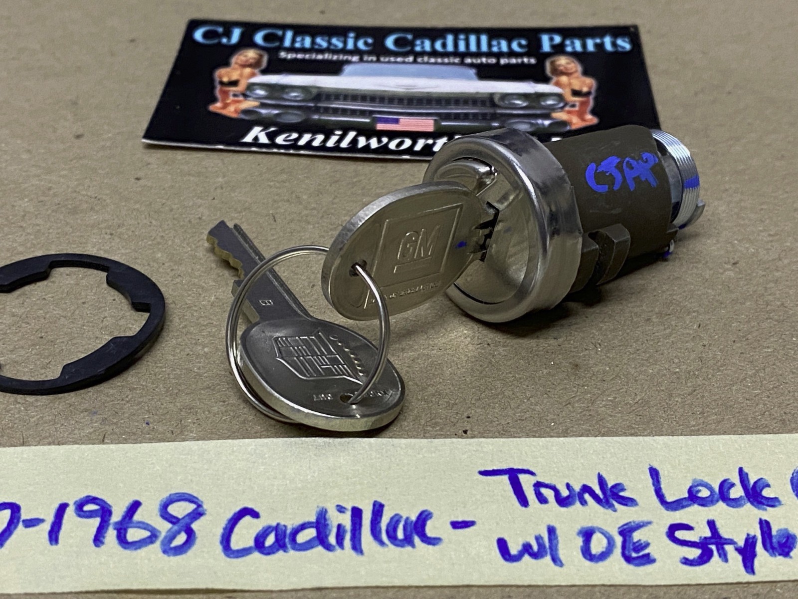 NOS 1967-1968 Cadillac Deville Eldorado Calais Fleetwood TRUNK LOCK CYLINDER WITH ORIGINAL CADILLAC CREST KEYS - Image 3