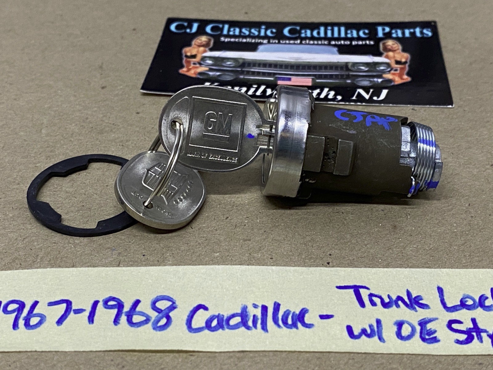 NOS 1967-1968 Cadillac Deville Eldorado Calais Fleetwood TRUNK LOCK CYLINDER WITH ORIGINAL CADILLAC CREST KEYS - Image 4