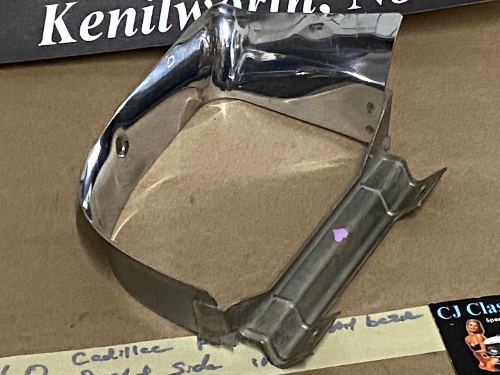 OEM 1960 Cadillac Eldorado Deville Fleetwood RIGHT PASSENGER SIDE INNER PARKING LIGHT LAMP BEZEL TRIM - Image 4
