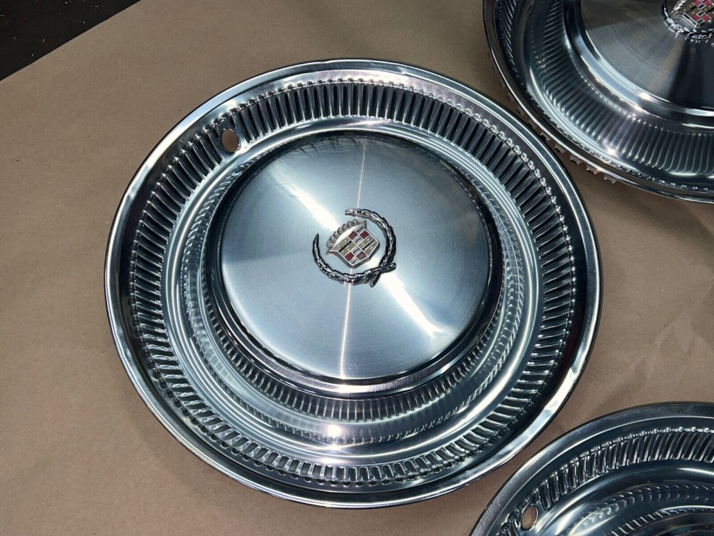 OEM 1974 1975 1976 Cadillac Fleetwood Deville 15" HUB CAPS HUBCAPS WHEEL COVERS W/ WREATH CREST EMBLEM SET OF 4 - Image 4
