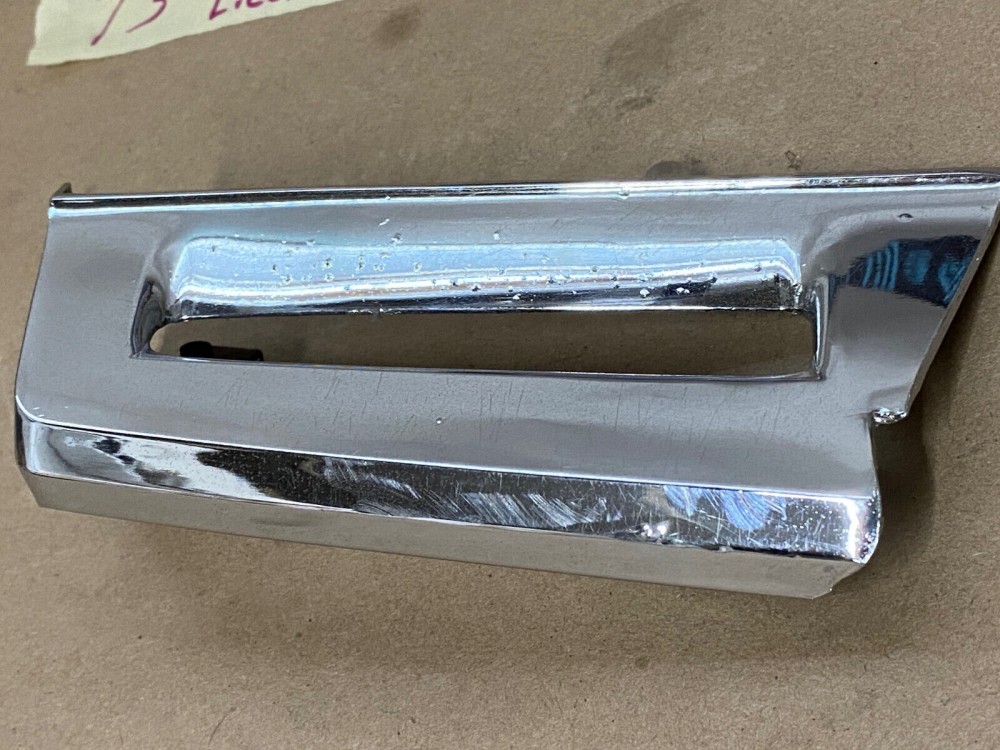 OEM 1973 Cadillac Deville Fleetwood Calais LEFT DRIVER SIDE REAR LICENSE PLATE LIGHT BEZEL TRIM COVER #1601090 - Image 5