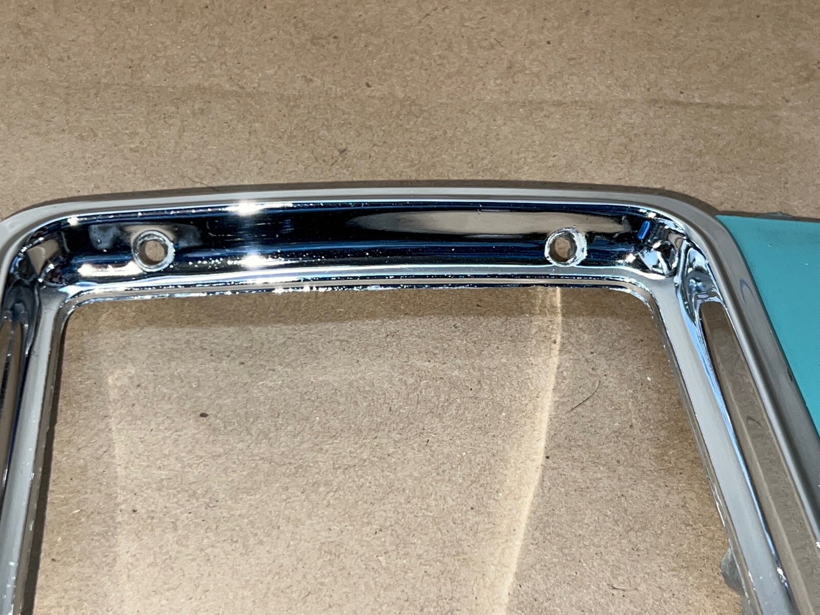 OEM 1975 1976 Cadillac Fleetwood DRIVER SIDE FRONT CORNER TURN SIGNAL PARK LIGHT BEZEL TRIM #1605270 - Image 5