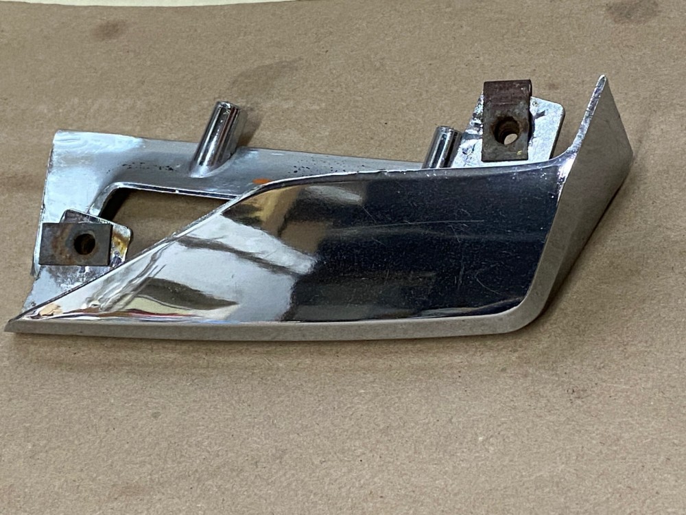 OEM 1973 Cadillac Deville Fleetwood Calais LEFT DRIVER SIDE REAR LICENSE PLATE LIGHT BEZEL TRIM COVER #1601090 - Image 8
