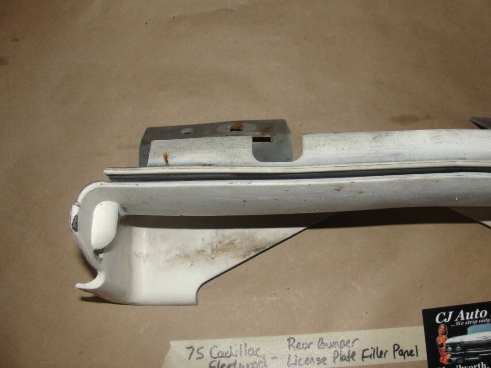 OEM 1974 1975 1976 Cadillac Fleetwood Deville Calais REAR BUMPER LICENSE PLATE CENTER FILLERS PANEL TRIM COVER #1603560 - Image 9