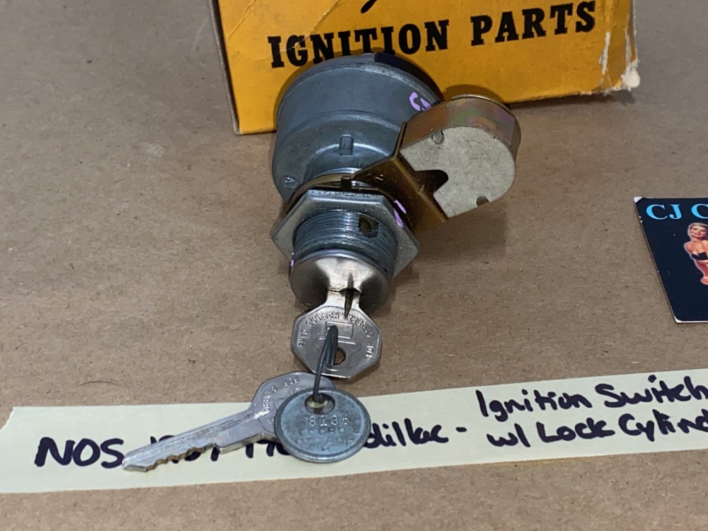 NOS 1957 1958 1959 1960 1961 CADILLAC IGNITION SWITCH DASH LIGHT BRACKET WITH LOCK CYLINDER & KEY - Image 3