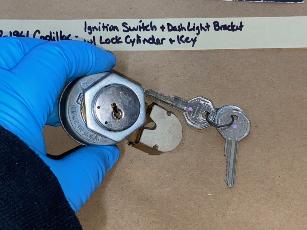 NOS 1957 1958 1959 1960 1961 CADILLAC IGNITION SWITCH DASH LIGHT BRACKET WITH LOCK CYLINDER & KEY - Image 15