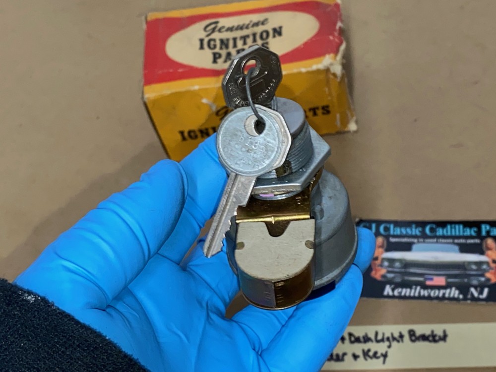 NOS 1957 1958 1959 1960 1961 CADILLAC IGNITION SWITCH DASH LIGHT BRACKET WITH LOCK CYLINDER & KEY - Image 21