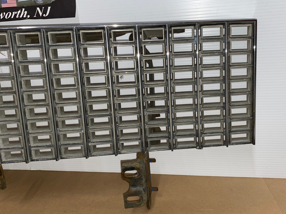 OEM 1975 1976 Cadillac Eldorado FRONT UPPER GRILL WITH MOUNTING BRACKETS #1606877 - Image 5