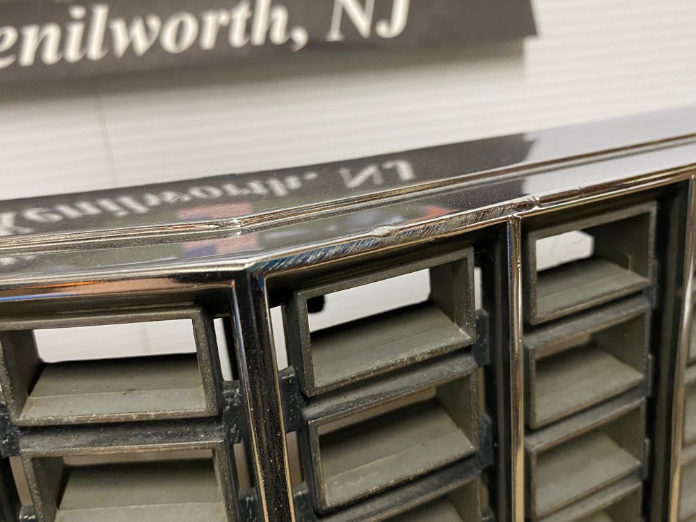 OEM 1975 1976 Cadillac Eldorado FRONT UPPER GRILL WITH MOUNTING BRACKETS #1606877 - Image 12