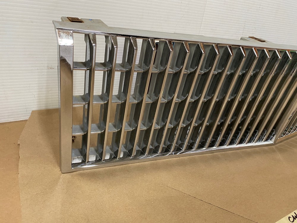 OEM 1977 1978 1979 Cadillac Seville FRONT UPPER CENTER GRILL GRILLE #1611327 - Image 20
