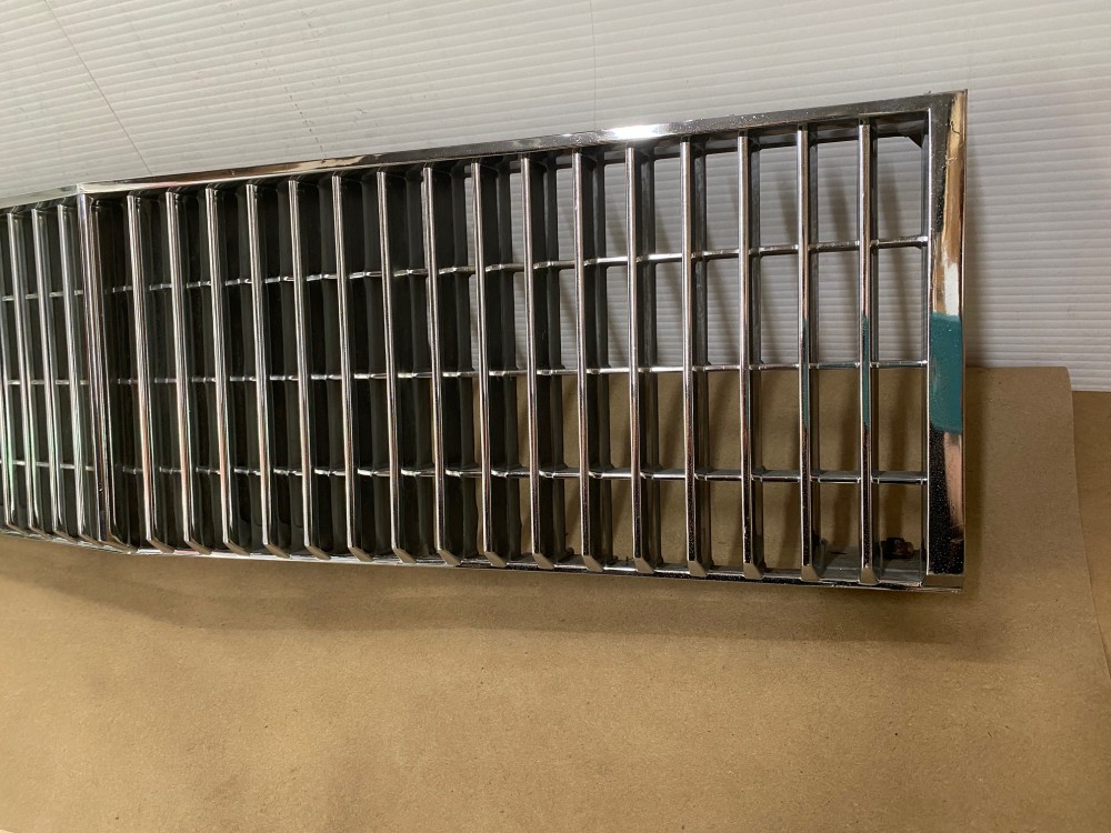OEM 1977 1978 1979 Cadillac Seville FRONT UPPER CENTER GRILL GRILLE #1611327 - Image 16
