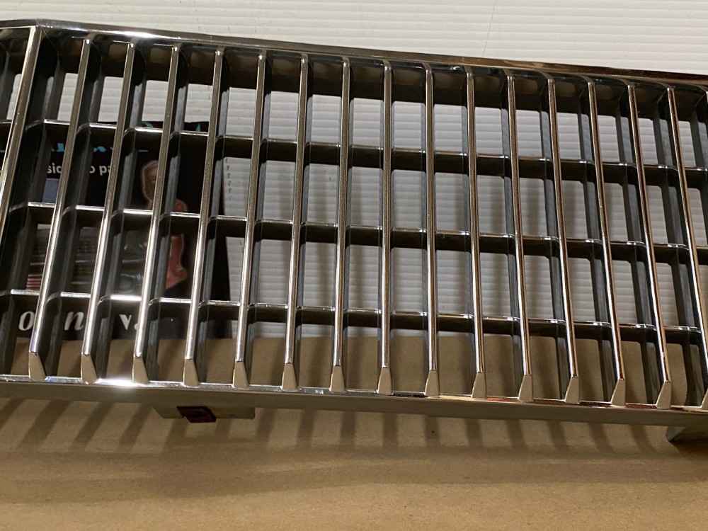 OEM 1977 1978 1979 Cadillac Seville FRONT UPPER CENTER GRILL GRILLE #1611327 - Image 10