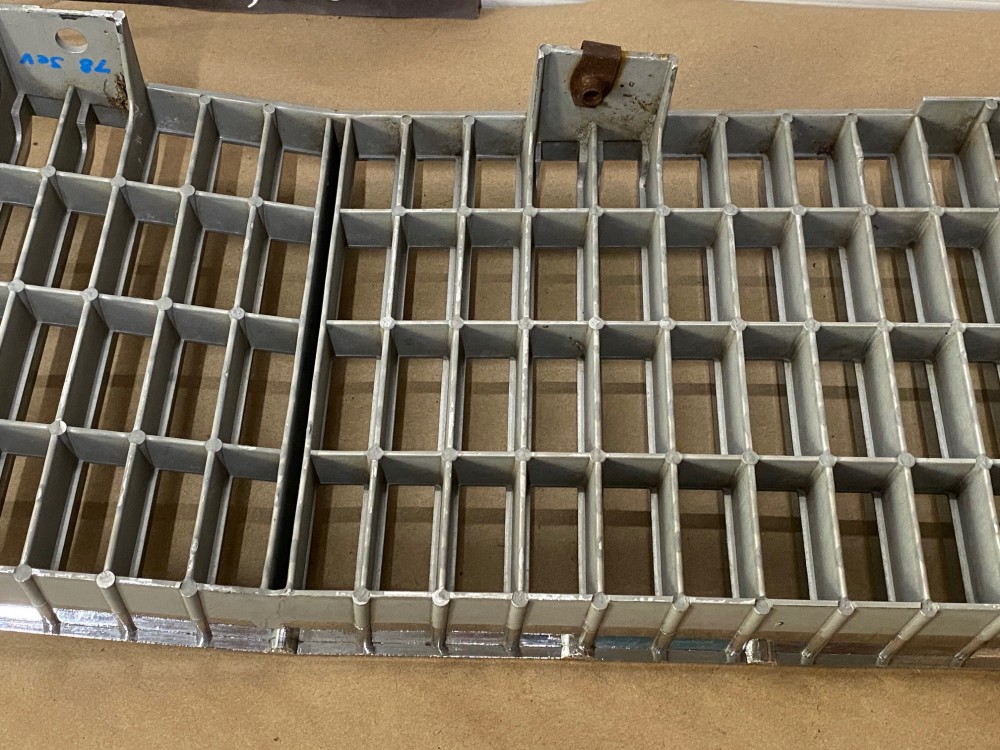 OEM 1977 1978 1979 Cadillac Seville FRONT UPPER CENTER GRILL GRILLE #1611327 - Image 5