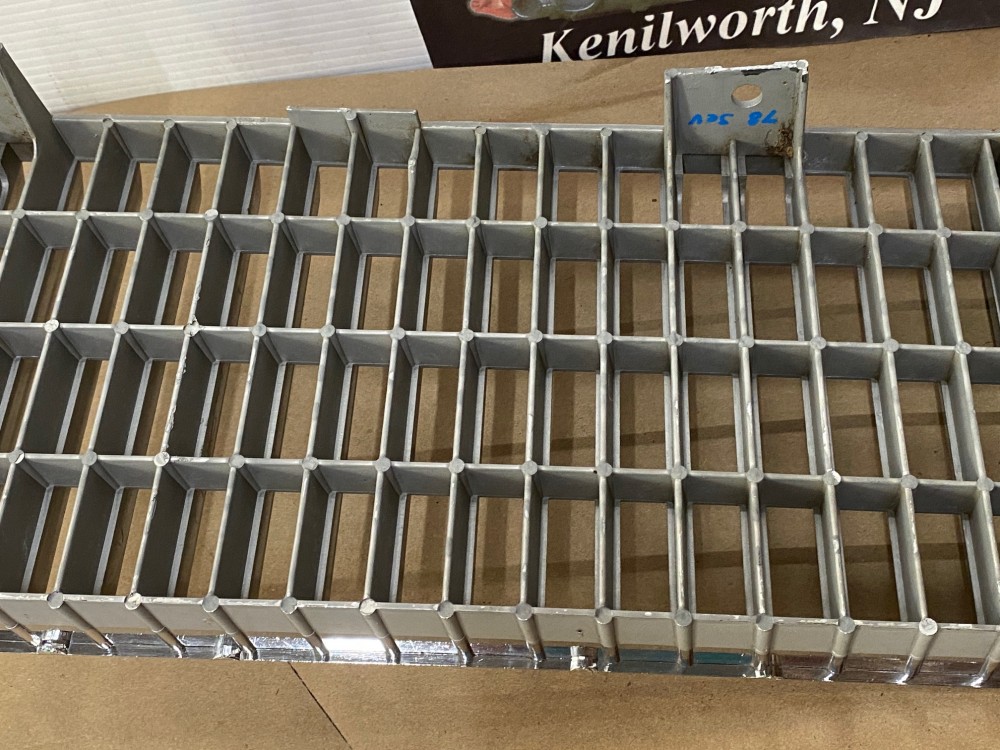 OEM 1977 1978 1979 Cadillac Seville FRONT UPPER CENTER GRILL GRILLE #1611327 - Image 4