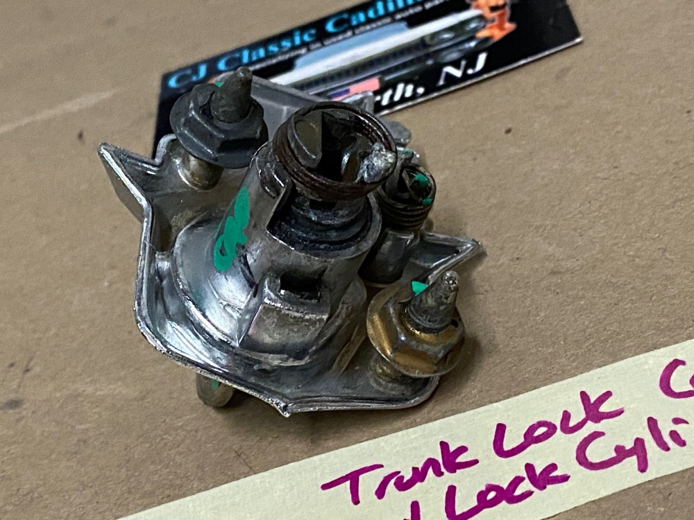 OEM 1964 1965 1966 Cadillac Deville Eldorado Cadillac Calais DECK LID TRUNK LOCK COVER FLIPPER EMBLEM W/ LOCK CYLINDER & KEY #3632905 - Image 16