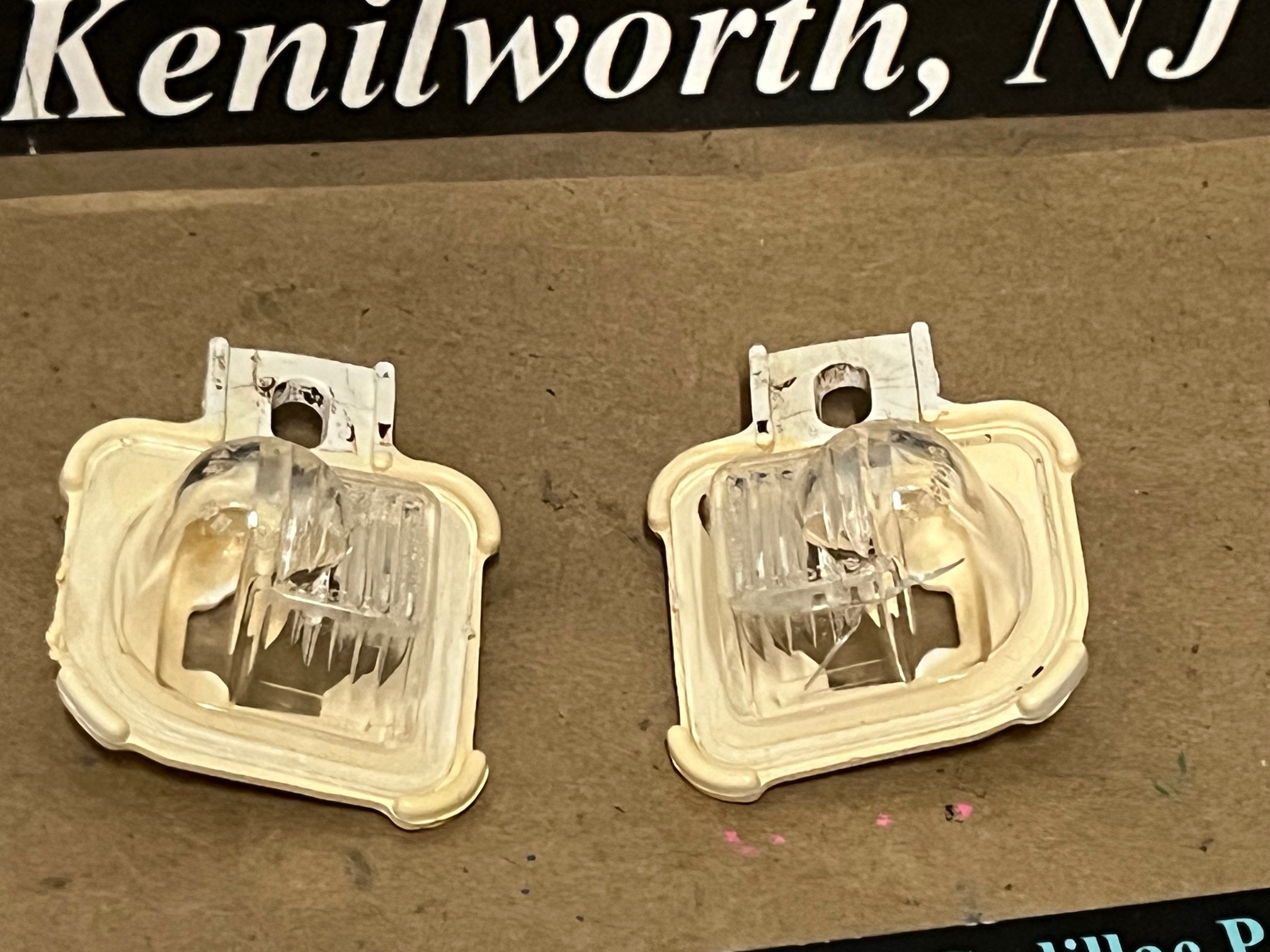 OEM 1974 1975 1976 Cadillac Deville Calais Fleetwood PAIR REAR BUMPER LICENSE PLATE LIGHT LENS - LEFT & RIGHT #912822/#912821 - Image 2